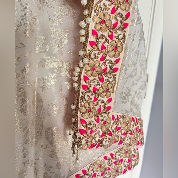 White georgette saree with pink blouse set - Picture 10 of 13